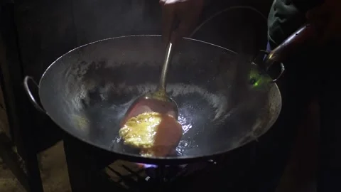 Sunny side up egg cooked on a hot frying pan Video stock 158770846