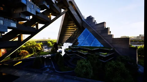 Sunny solid structure featuring flowing fountain and shadowy terraces Vídeos de archivo 341568975