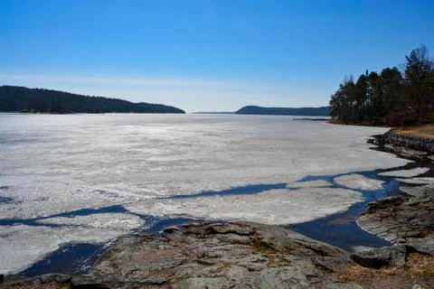 Sunny spring day on the shores of Lake Ladoga Stock-Fotos