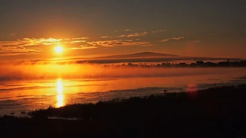 Sunny sunset over the river. Vídeos de archivo 74938783