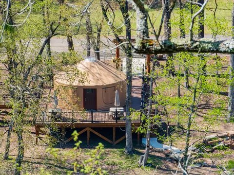 Sunny view of the Cedar Bluff Trail in Beavers Bend State Park Foto stock