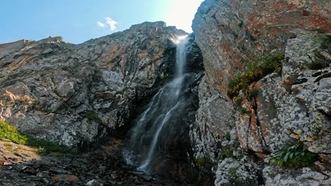 Sunny waterfall between rocks Vídeo Stock 317689088
