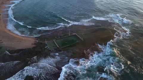Sunrise Aerial View of Mona Vale Beach, Rockpool &amp; Cliffs, Sydney, Australia 12 Stockbeeldmateriaal 307823053