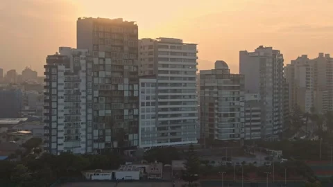 Sunrise aerial view of Parque Itzhak Rabin and modern buildings in Miraflores 库存影片 306841230
