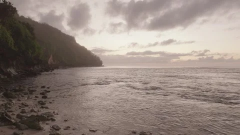 Sunrise along Bali oceanside cliffs Stock-Footage 330841561