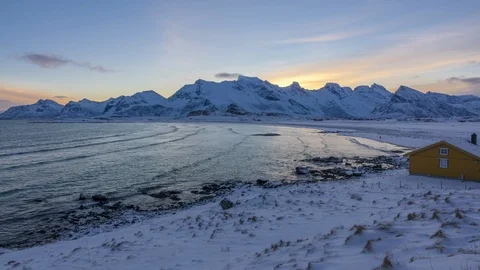 Sunrise and Snowfall over the Winter Bay. Time Lapse Vidéo 106463589