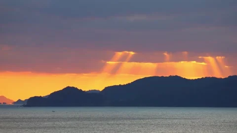 Sunrise and sunbeams from the observation deck (Usuki City, Oita Prefecture) Stock Footage 337745155