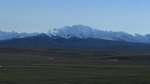 Sunrise and Sunset Timelapse over the Himalayas from Gamba County, Tibet Stockbeeldmateriaal 343518821