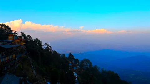 Sunrise and Sunset Timelapse over the Himalayas from Nagarkot, Nepal Stockbeeldmateriaal 343719588