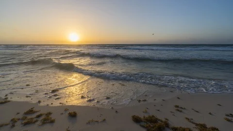 Sunrise and waves from the beach. Timelapse. 4K. 25p Vídeos de archivo 87168601