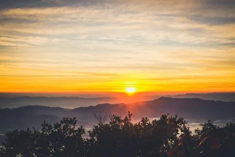 Sunrise backlit sky with cloud on the top of mountain Foto stock