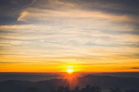 Sunrise backlit sky with cloud on the top of mountain Foto stock