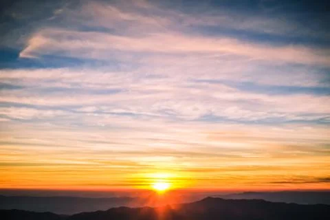 Sunrise backlit sky with cloud on the top of mountain Foto stock