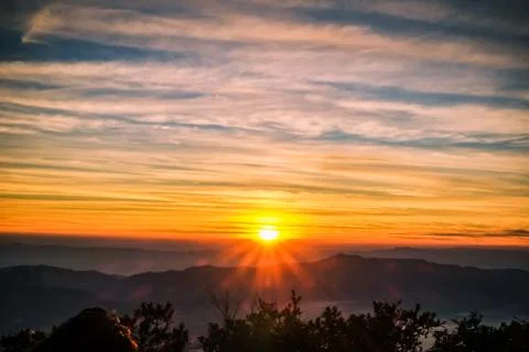 Sunrise backlit sky with cloud on the top of mountain Foto stock