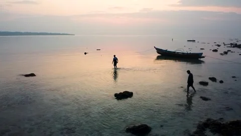 Sunrise at a beach 스톡 동영상 258812680