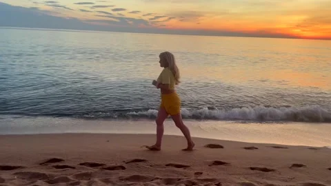 Sunrise beach jogging brings freedom, balance and positive energy. Woman runs Video stock 337777111