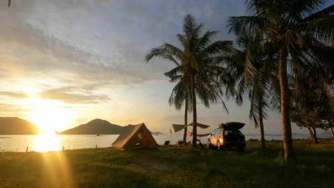 Sunrise on the beach with tent and camping car on the sea shore Video stock 196667104