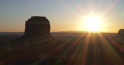 Sunrise behind the iconic rock formations of Monument Valley, Arizona Stock-Footage 303412449