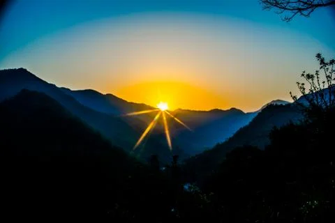 Sunrise behind the mountains of Rishikesh, Foto stock