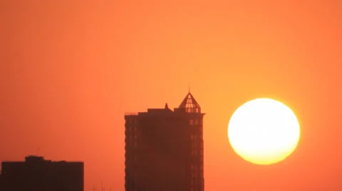 Sunrise behind skyscraper Stockbeeldmateriaal 33219682