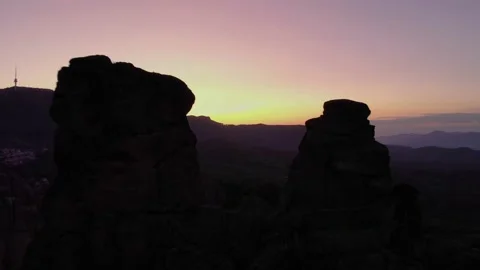 Sunrise between two rocks Stockbeeldmateriaal 148783353