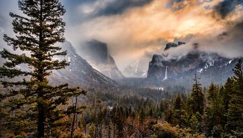 Sunrise Breaking through the Winter Clouds at Yosemite Tunnel View, Yosemite Foto stock