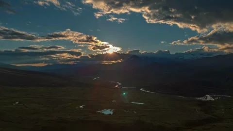 Sunrise breaks through clouds over mountain Time Lapse Stockbeeldmateriaal 338200303