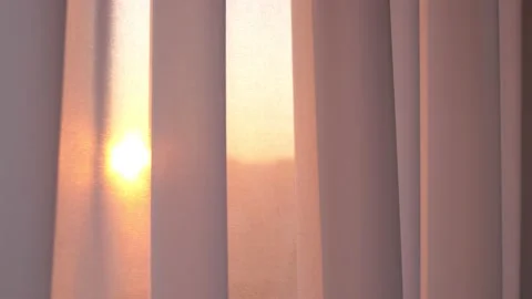 Sunrise breaks through the curtain on the window. Tulle sways in a light breeze Vidéo 164651595
