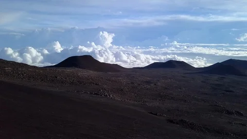 Sunrise clouds over the peak of Mauna Kea mountain, Hawaii. USA 스톡 동영상 88632553