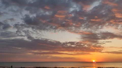 Sunrise with clouds by the sea Видео 117246450