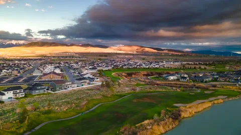 Sunrise cloudscape over a picturesque golf course and suburban community - Vídeos de archivo 153694695