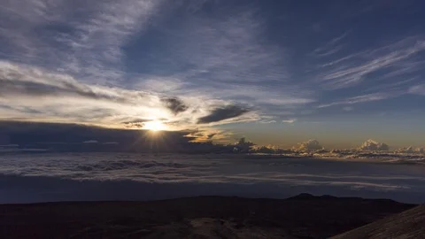Sunrise cloudscape timelapse over summit of Mauna Kea landscape. Hawaii, USA 스톡 동영상 88691238
