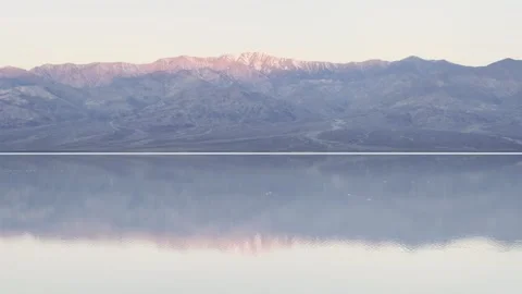 Sunrise Colors Stack in Layered Mountain Reflections 库存影片 331275276