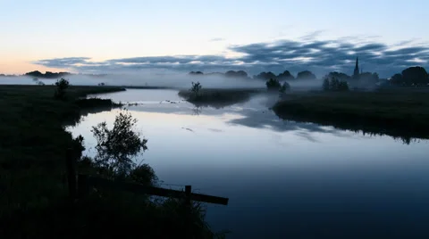 Sunrise, countryside river scene with rolling mist - 4k time lapse 25fps Video stock 38565989