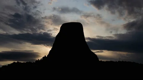 Sunrise at Devil's Tower in Wyoming, Time Lapse with Fast Clouds, USA Stock-Footage 220096103