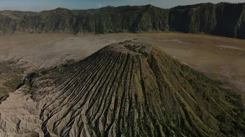 Sunrise drone flight to a crater of an active volcano Bromo, East Java,Indonesia 스톡 동영상 259975818
