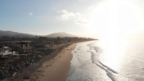 Sunrise Drone Jib Back Along Beach 库存影片 100656112