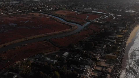 Sunrise Drone Over Marsh and Oceanfront Homes 库存影片 100655866