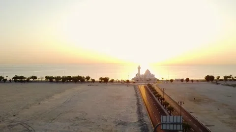 Sunrise Drone View of Waterfront Mosque in Saudi Arabia Stockbeeldmateriaal 335308504