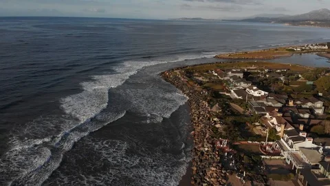 Sunrise Drone Waves Break Along Point 库存影片 100656401