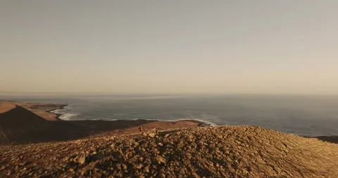 Sunrise on the edge of a volcano Vidéo 255043870