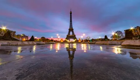 Sunrise on the Eiffel tower reflection on the Trocadero fountain water in Par Фото