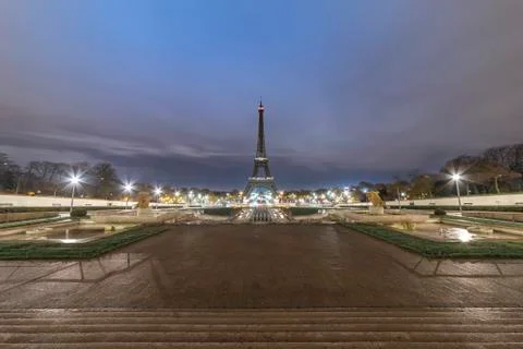 Sunrise on the Eiffel tower reflection on the wet floorof the Trocadero place Stock-Fotos