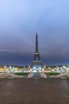 Sunrise on the Eiffel tower reflection on the wet floorof the Trocadero place Stock-Fotos