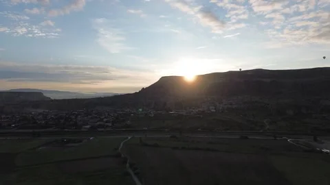 Sunrise Emerging Over Mountain Peak in Cappadocia, 4K Aerial Drone Love Valley 스톡 동영상 336079031