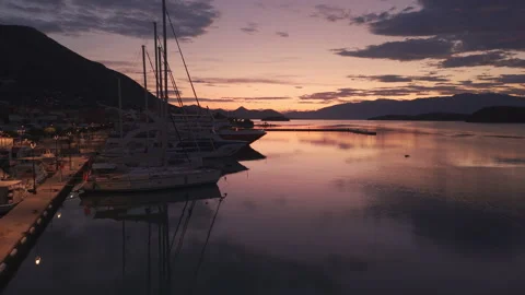 Sunrise featuring luxury yachts resting on calm waters. Stock-Footage 336445503