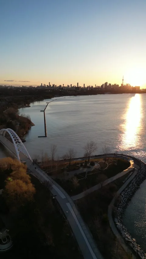 Sunrise at Humber Bay 스톡 동영상 247663345