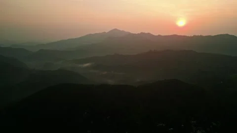 Sunrise illuminates Ella mountain range, Sri Lanka. Mist hovers over forested Stock Footage 274938702