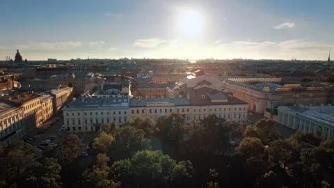 Sunrise illuminates historic rooftops and cityscape tranquility Saint Petersburg Vídeo Stock 319865756