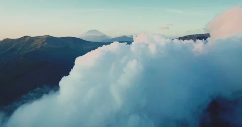 Sunrise Light Over Mount Bromo and Tengger Caldera – 4K Aerial 库存影片 329259762